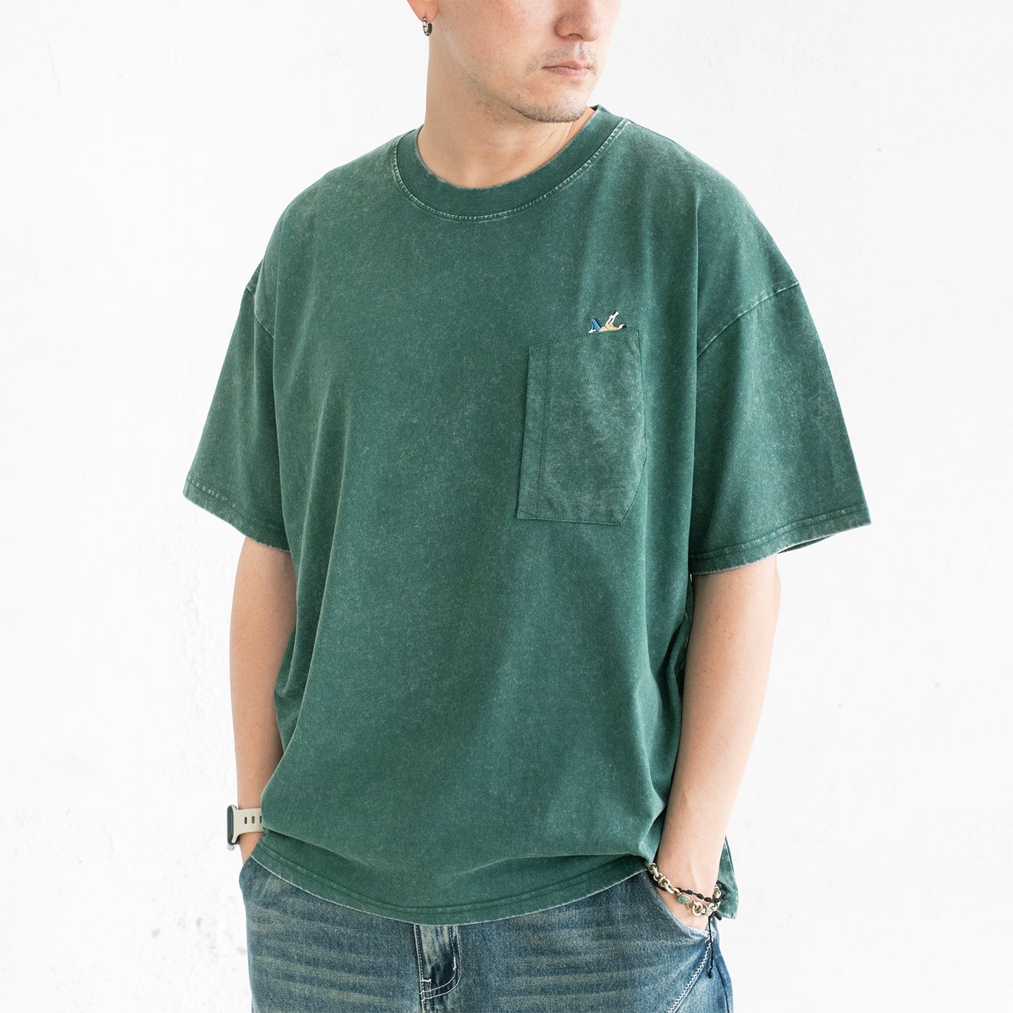 (ZT1926) 草原閱讀繡花口袋 Tee