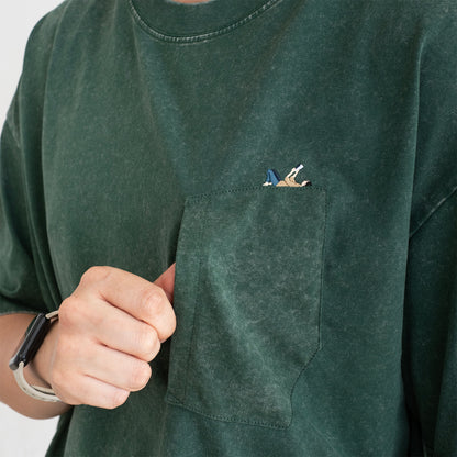 (ZT1926) 草原閱讀繡花口袋 Tee