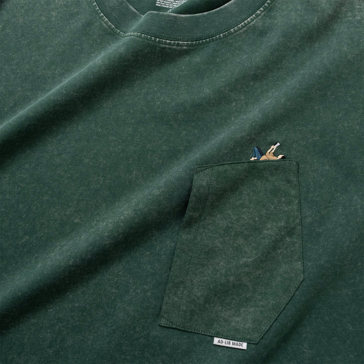 (ZT1926) 草原閱讀繡花口袋 Tee
