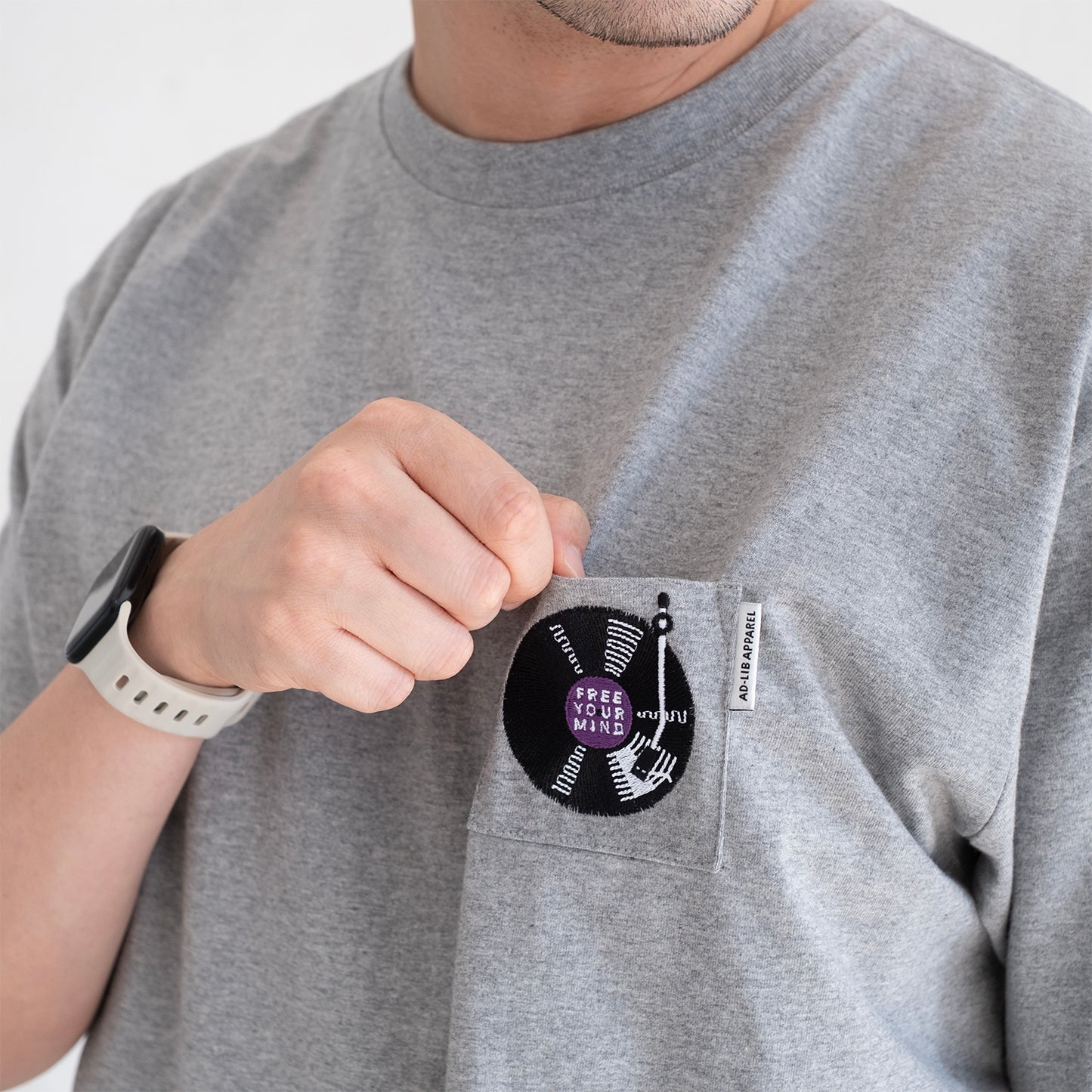 (ZT1810) 黑膠唱片繡花 Tee